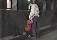 A maszk pedig mindig is vissza akart menni a házba, hogy elszakítsa a mellette élő bájos nőt. Az arcára tette a maszkot, erőszakos sex majd hazaszaladt, az ágyra tette, kezeit és lábait megbilincselve. A lány nagyon meglepett, de értsd meg, hogy ez csak egy játék. A gyerekekkel játszott, és úgy tett, mintha egy ijesztő szépség lenne. Kinyújtja a lábát, csiszolja, nyalja, sapkázza, nyelvét, majd a szájába fogja a mellbimbót. Koty fantasztikus munkát végez, hogy ösztönözze a partnert az ágyban.