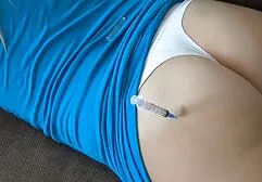 Ez a lány tudja, hogy szereti a szex-függőség, boldog eroszakos szex neki, amit akar. Egy férfi, aki dühös volt a lány lábára, ujjaira, lábaira, különösen, ha szexi harisnyanadrágban vagy harisnyában. Ma fehérbe öltözött, és az emberek, akik erőteljesen megtisztítják a lábát, akkor, a kedvesség egy szelíd. A lányok körbevettek egy kis süteményt, és addig zárták a lábát, amíg fel nem állt.