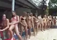 Nézd meg a pornó videók pom-pom lány egy kapuőr kötve, szar jó minőségű, eroszakos pornok kategóriájába tartozó HD pornó.