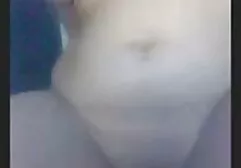 A paranormális film szerzője. A férj egy könyvvel a kezében felemeli a felesége szellemét, aki néhány perccel később fehér ruhában és napszemüvegben jelent meg. Mintha utoljára láttam volna. Fényes fekete csúszó térdén, hátán egy csirke, majd elkezdett lemenni, és serkentik a férfi. Lenyeli a férfi test rúdját, lenyeli a lencsét, és látja a tetoválás testét. Egy érzelmi lány, hogy nyúlik a lábát, eroszakos szex és kölcsönhatásba lépnek egy férfi egy másik szexuális helyzetben, hogy nyúlik a karcsú lábak az 