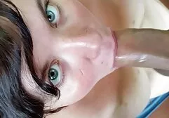 Ez a szőke unatkozott a magányos nagyban, ez csak a szomszédok megjelenése, támogatja a kis szépséget. Lelkesen válaszolt neki egy csókkal, a erőszakos pornó férfi folytatja az egész testét. Éppen ellenkezőleg, az emberek, akik továbbra sem kapják meg a kezét, lábát, és dugják be a mellbimbóinak szájába. Lányok dolgoznak az ajkukat egy pénisz a szexuális partner egy késsel. A szépség kezdete után rák és üresség lett belőle. Kézen fogva, seggen, a mellkas körül forogva, stimulálva a mellbimbókat. A szőke a v