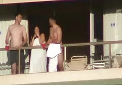 Mint általában, lehetőséget ad arra, hogy találkozzon a főnök volt erőszakos sexvideok feleségével. Sötét tónusú ruhát viselt, és gyönyörűen mutatta ki a testet. A Szilikon mellek az érzésekre utalnak, a test pedig tetoválás lesz. Egy szőke lány állt egy férfi előtt, harisnyával, lábával, Szőke ajkával kezdte megragadni a péniszét. Megnyalta a fejét, majd lenyelte mélyen a szájába, amíg a feje vissza a torkán. Mindezek után a szőke hosszú lábakkal fekszik az ágyon, hogy szopjon a torkában.