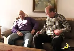 Ez a feleség azt mondta a férjének, hogy nemcsak a meztelen ajándékát, hanem a halottak tagjait is látnia kell. A jutalmak a szoba közepén vannak, ismét hibát követtek el, nyissa ki a csomagot, amelyben egy fiatal nő volt az alján. A fiú azonnal megragadta a kezét és a nagy kezét, és azonnal elkezdte neki adni a nyelvét. Kinyitotta a száját erőszakos pornó videó szélesebb, felesége lőni kamera, hogyan lehet egy lány szeretni bugyit a szájába, majd majdnem fordult a labdát. Ez lehetővé teszi, hogy alvás közb