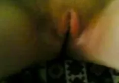 A lányok tényleg el akarnak csábítani egy férfit, és ő nemi erőszak pornó csinálja. Egy kis beszélgetés után könnyekkel elhagyta a szobát a szemében, de az ember úgy döntött, hogy irányítja őt. Érzelmek, csók a folyosón hozza azt a tényt, hogy egy lány megtámadta egy sportoló, megátkozott az ajkával. Miután a lábát összetörték, a lányok raktak egy kupacot a szeretett arcára, majd dörzsölték a hüvelyt és a szája ajkát. Az emberek a hallban szex végül végződő orgazmus mindkettőjük számára.