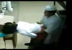 A barna Stella szép ölelés, felfedi a eroszakos szex video mágia a játékosok. A fejléc kicsi, gyönyörű arccal, gyönyörű mosollyal, beleszeret egy rajongóba